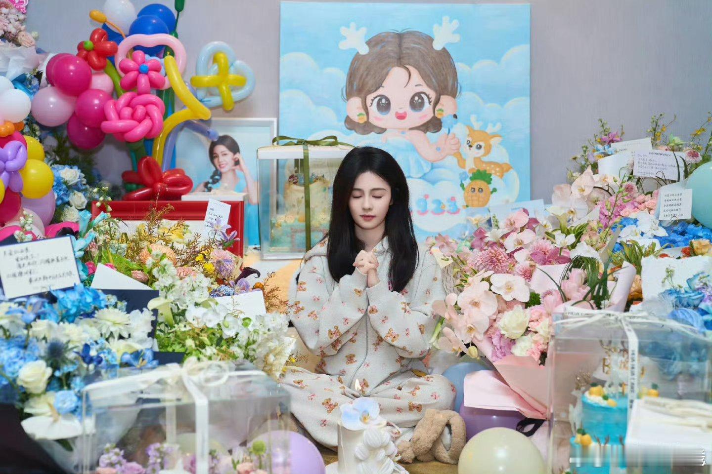 白鹿生日被鲜花蛋糕包围了！！一起祝这个大美女生日快乐吧！🤩新的一岁万事顺遂