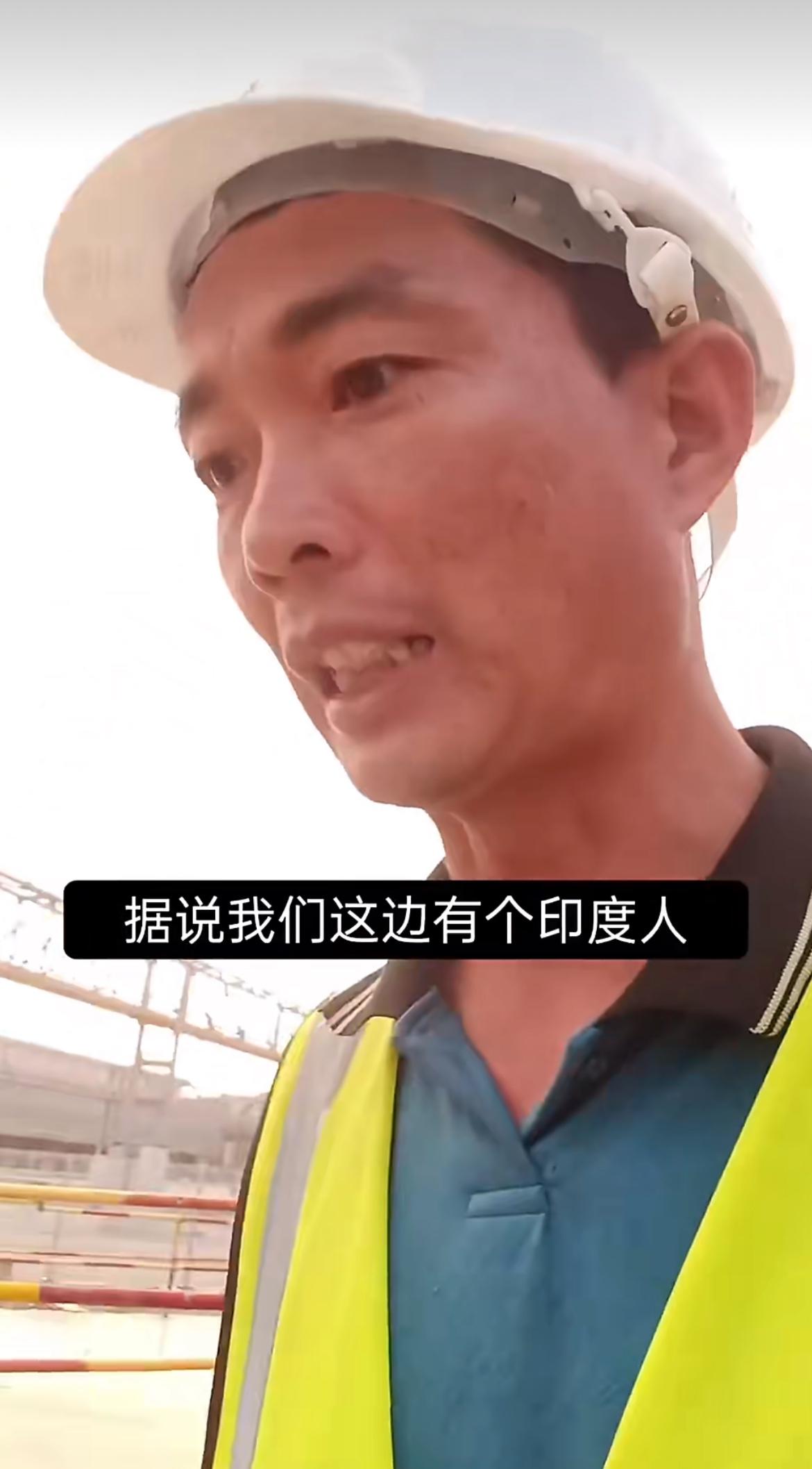 华人故意让刺头印度人干轻松的活干了一个星期后，他对三哥说要换人总不能让一个人