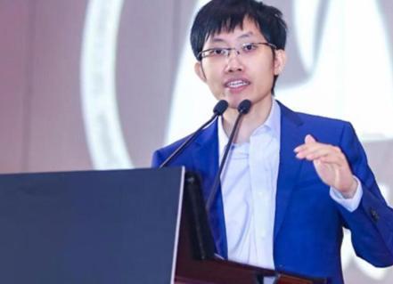 短短不到一年，曾被捧上神坛的“英雄”便沦为众人唾弃的对象。国家应当及时出手规范A