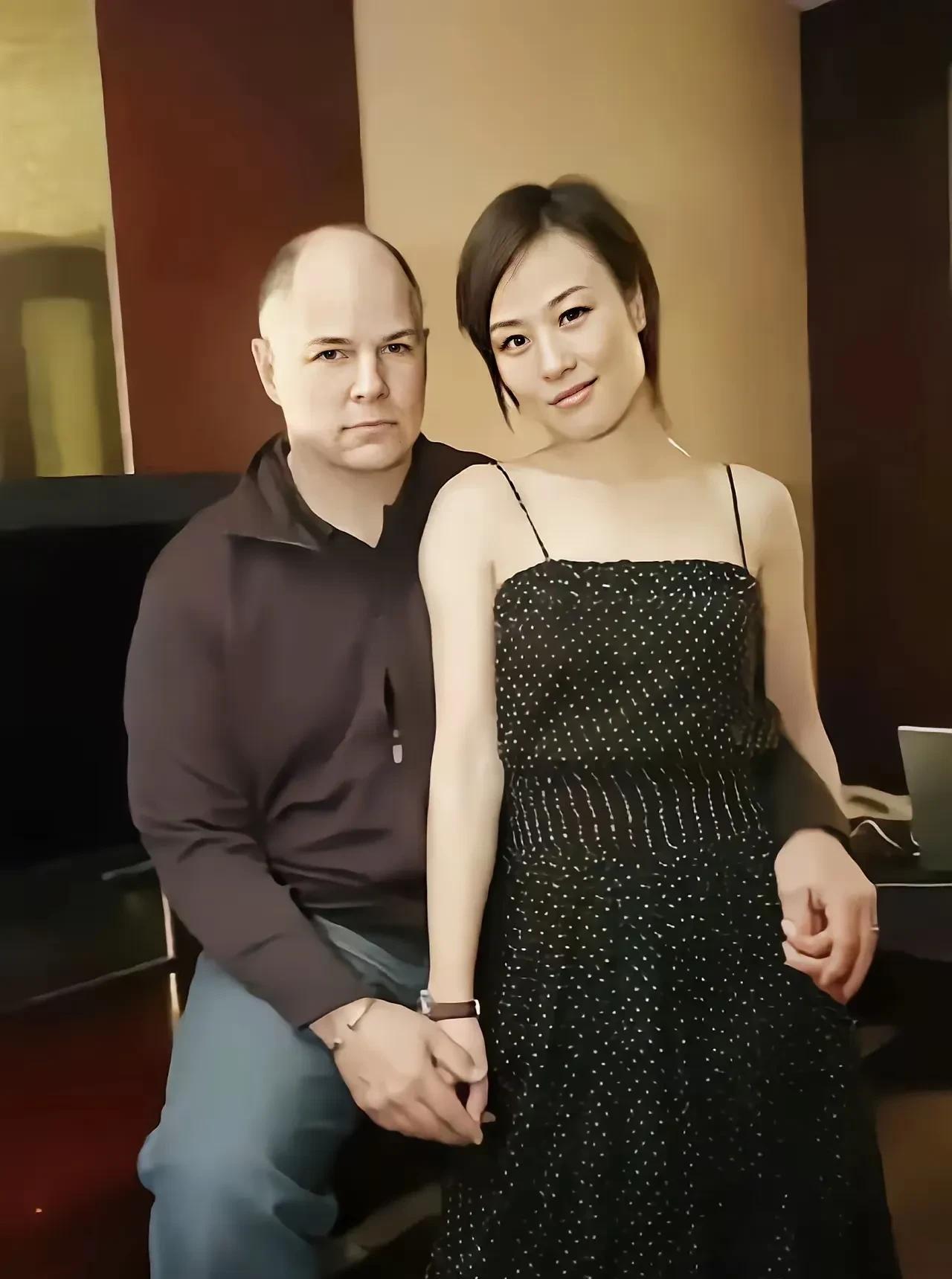 这是邬君梅与外籍老公奥斯卡·科斯托的合照。59岁的邬君梅，身着黑色吊带裙，气质依