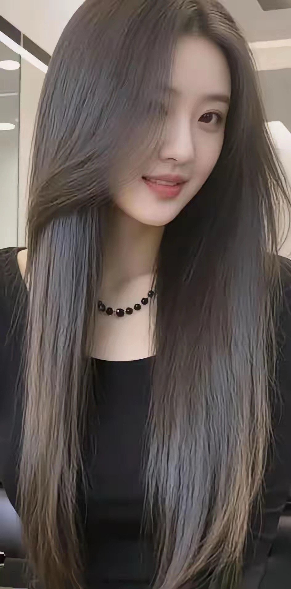折服了，不犟了，原来人世间真有美女。请用成语来形容一下。