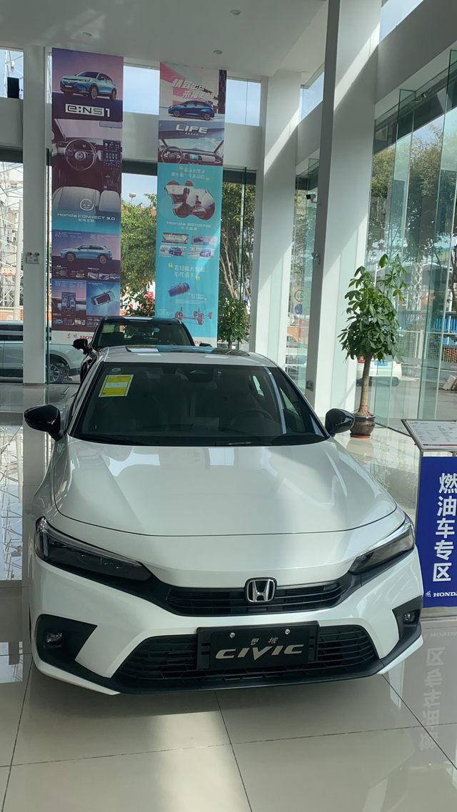 思域购车日记看车前后不到2周时间.本来预算11-12万内买精英卡罗拉.老爹说要