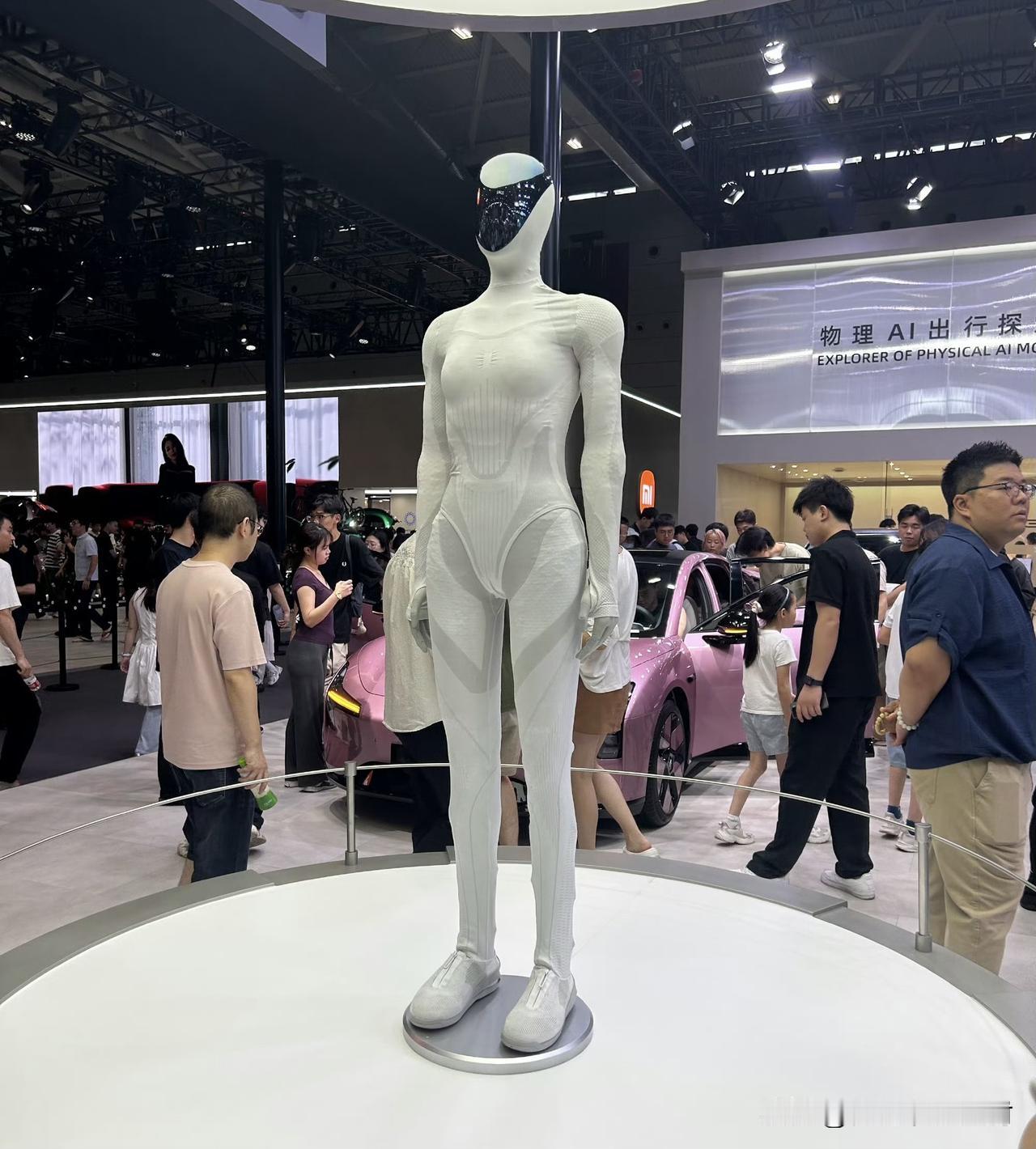 何小鹏：（人形机器人）不能有自己的脸。“我们现在这一代的机器人，大概在1米6