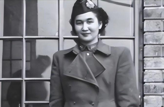 1940年，地下党康乃尔正在茶楼玩牌，一军统美女突然拍了拍他的肩膀，使了个眼色说