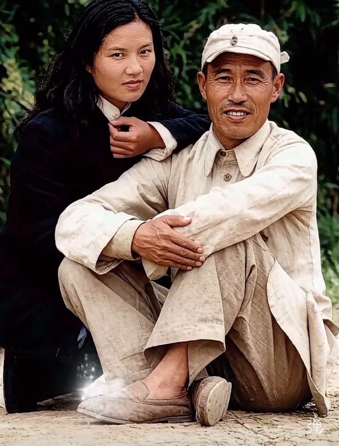 这是开国少将金绍山与妻子张文心的合影。金绍山是开国少将，也是十八军的师长，为