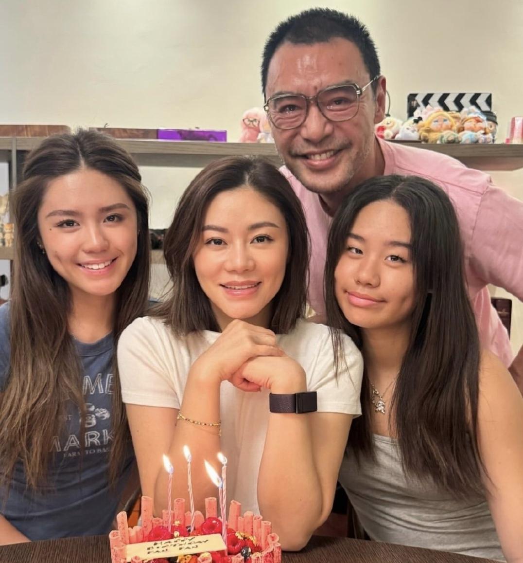 钟镇涛为老婆范姜庆祝54岁生日，两个女儿也有在场。范姜的状态非常好，脸部几乎没有