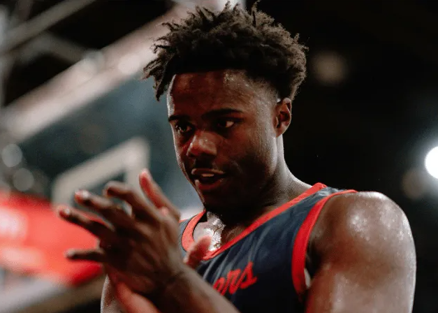 某快船记者发布专题文章，谈到了快船交易截止日前的操作：科比-布朗是快船另一位预