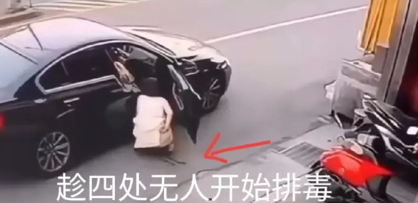 女子在路边随意大小便！网友评论：量这么大，看样子她是真憋不住了。视频显示，一