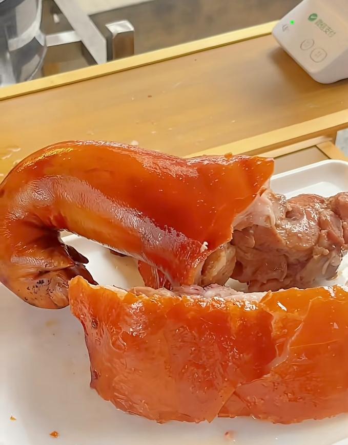 这个菜市场离住的地方比较远，很少来这儿。今天是出外办事，顺道到菜市场买菜。路过
