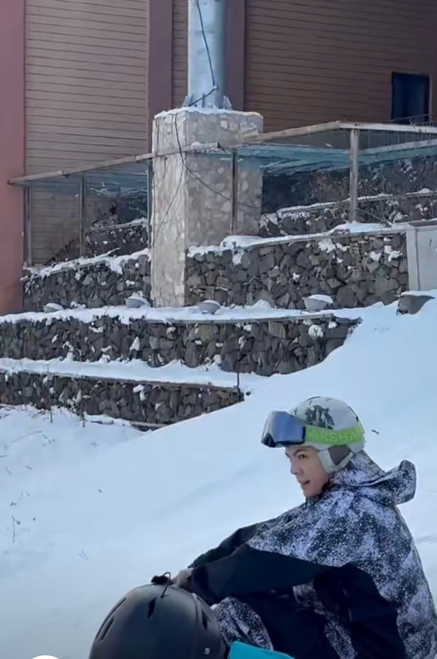 陈伟霆空降长白山滑雪，那这个好命哥很帅了
