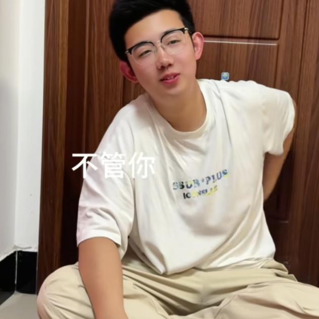 安徽一男孩，高考结束回家后，一把将妈妈拉进房间里，神神秘秘拿出一个袋子：“妈妈，