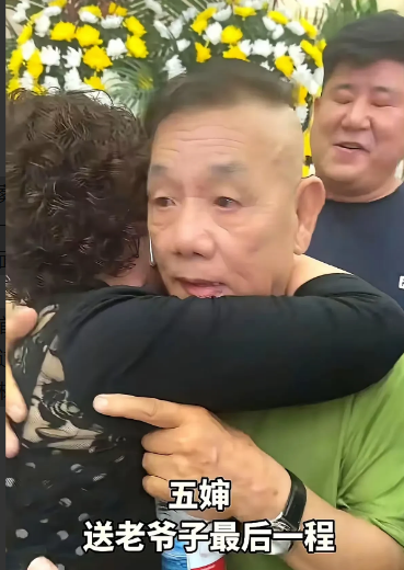 我觉得“老五婶”孟真，在公爹杨少华的葬礼上，表现的太差了！她刚进灵堂门就冲着杨