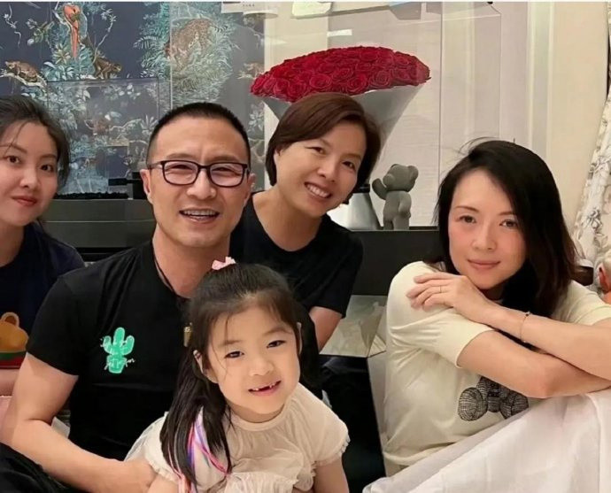 离婚前的章子怡，所有人都在开心拍照，只有她在拼命的压抑自己，爱与不爱很明显