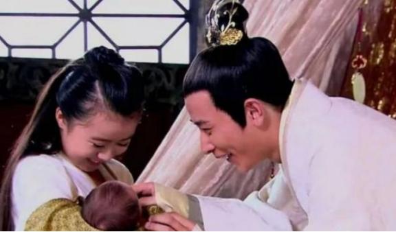 公元前192年，11岁的张嫣，嫁给了亲舅舅刘盈。在洞房的婚床上，他抱着年幼的张嫣