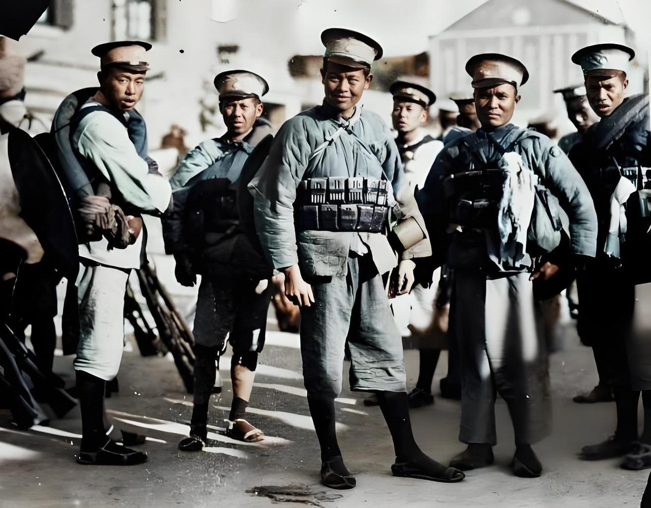 这是一张1927年粤军士兵在汉口街头整装待发的瞬间！这些家伙穿着军装，身上挂着刚
