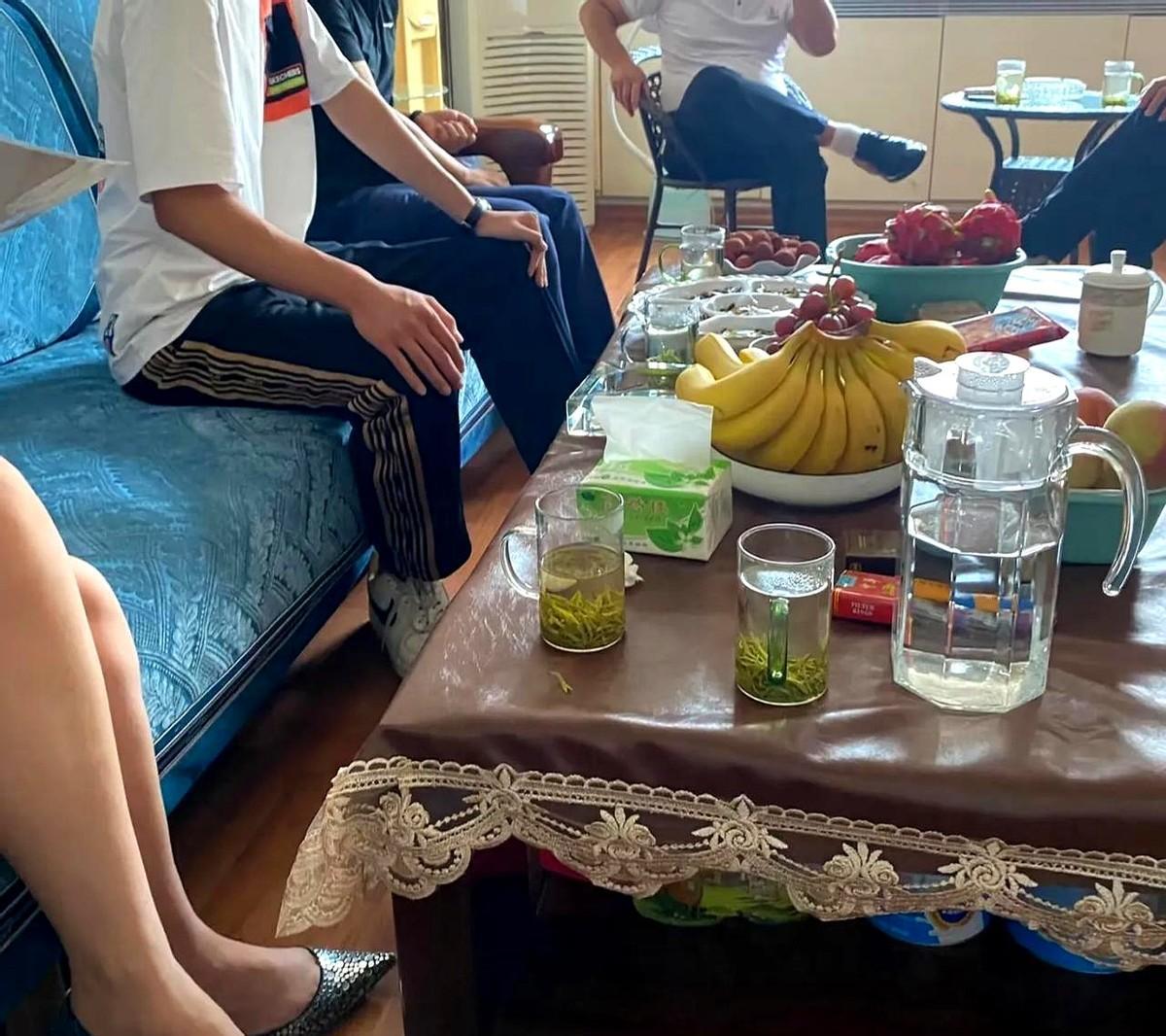 我女儿带男朋友来家里，说这是第一次正式见面，我精心准备了一桌好菜，还特意包了66