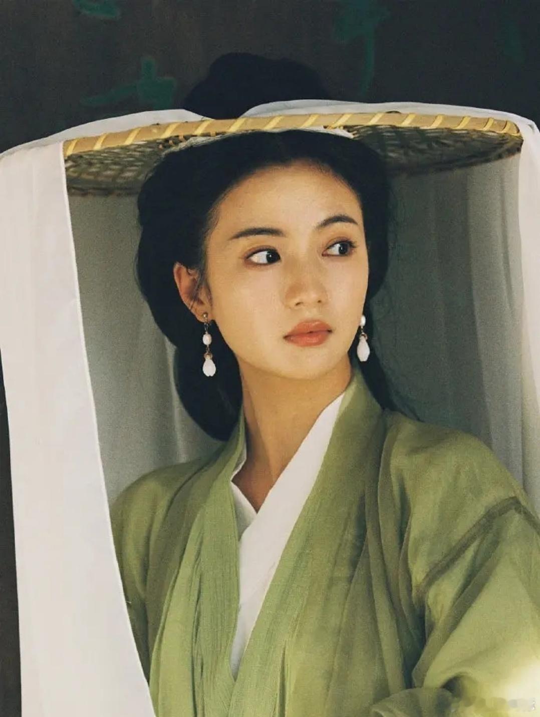 咸鱼飞升里面张雅钦妆造不错，人设也挺好的，后面就没好本子了。