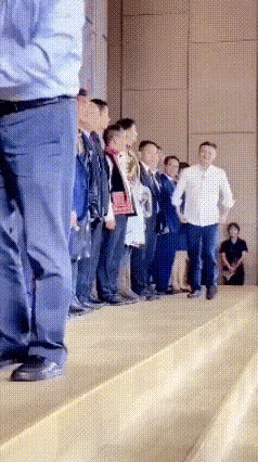 把马云安排在最边上，我不服