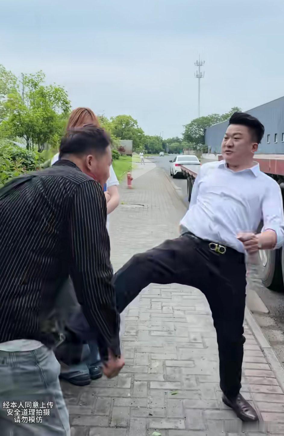 老板怒踢保安队长。贵州的一对夫妻开大车给公司送货，进厂时，保安索要进厂费500