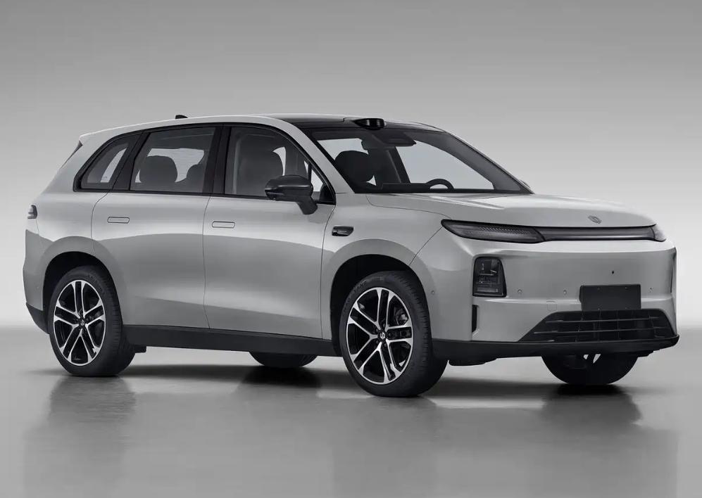 【新款零跑C10申报，造型大变配分体灯组】日前，汽车焦点从工信部获悉新款零跑C