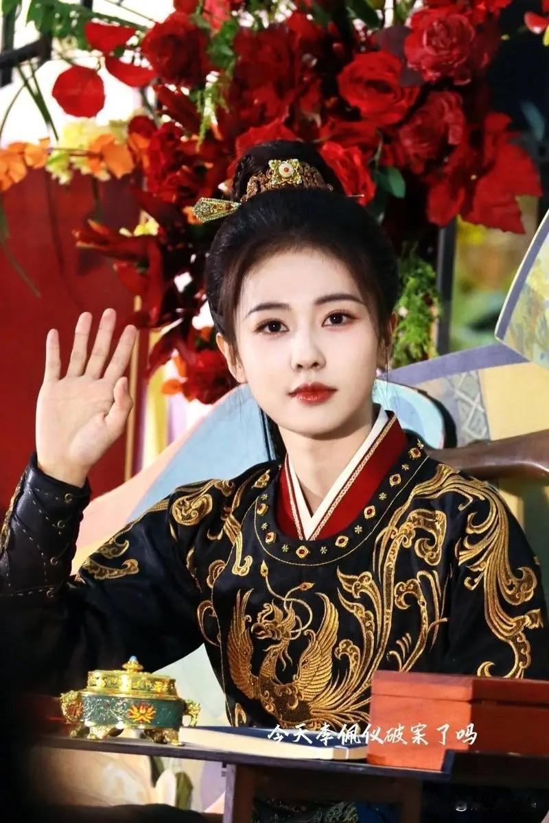 10月25日,白鹿新剧刚杀青不久,刚休息几天,下部剧的消息就来了,跟李木戈导演合