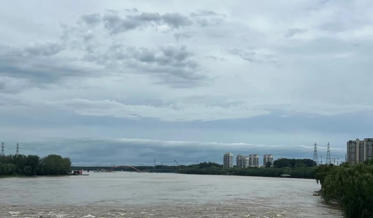 大雨过后的顺义潮白河泄洪。