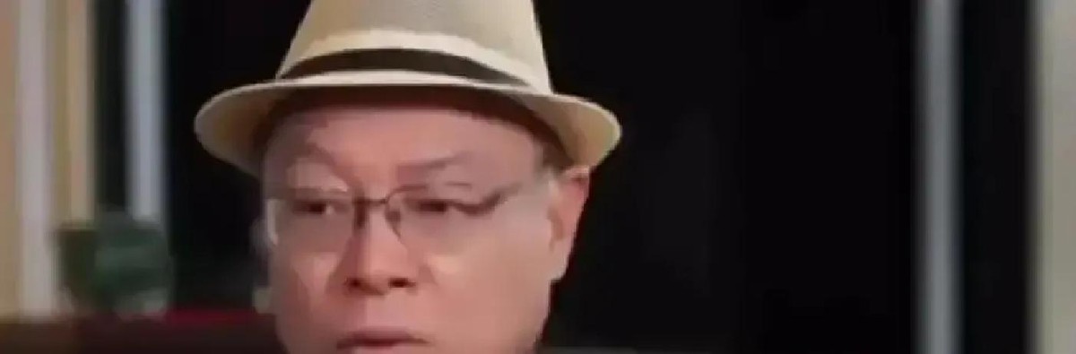现在手握300亿票房的沈腾估计怎么也想不到，自己会被一个满头白发、早就没片可拍的香港老导演，当着几十