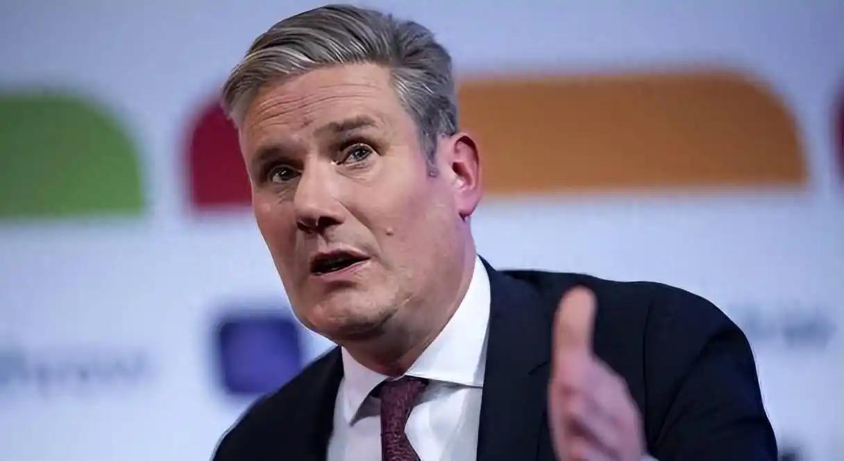 见过忘恩负义的，没见过这么离谱的，英国首相斯塔默刚从北京捧走45亿英镑投资，拍着