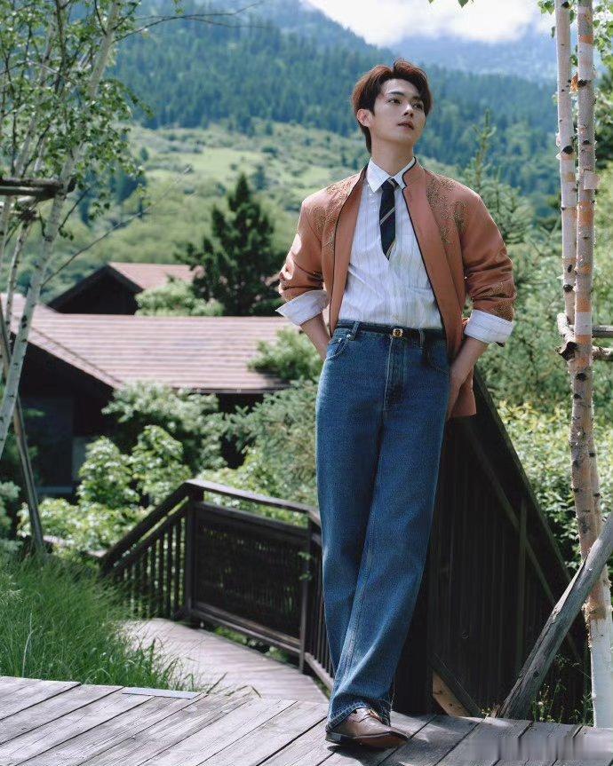 许凯在山里帅成这样了对许凯的腿长有了实感青山绿树为背景，许凯随手一拍都是美景。