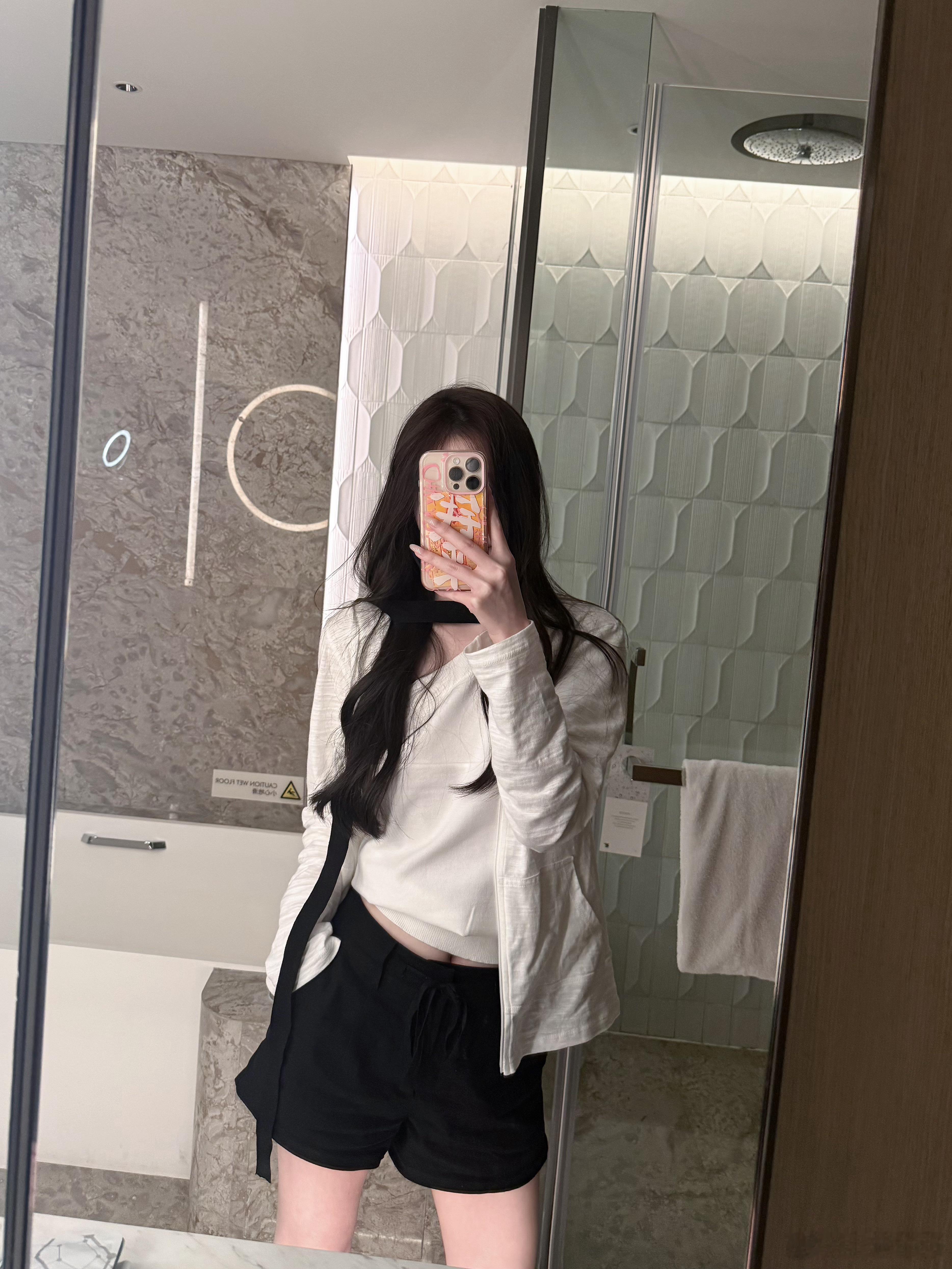 🖤​​​