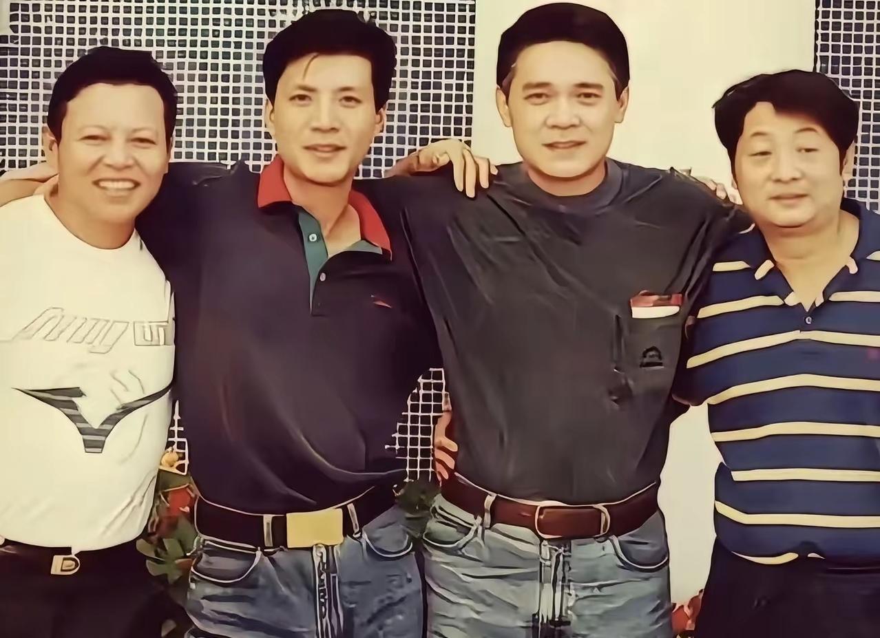 四位老戏骨同框，认出三个已经很不错🔥曲眉小眼是方子哥，疏眉朗目当属申军谊