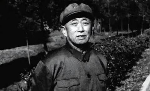 1979年秋天，徐向前拆开了一封从兰州寄来的信，信封边角都磨毛了，邮票贴得歪歪正