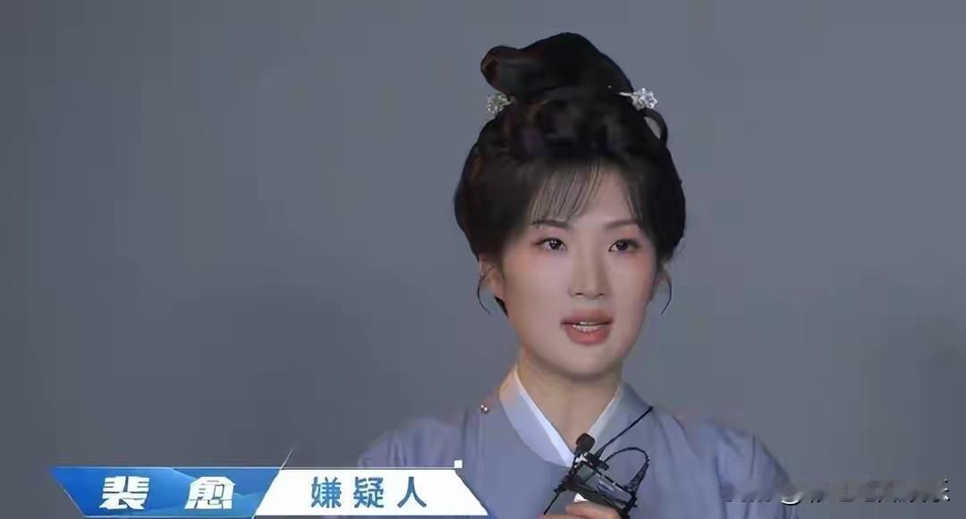 姚安娜首次挑战古装剧，她还是保留了刘海，刘海是她的底线。刘海才是检验一个人颜