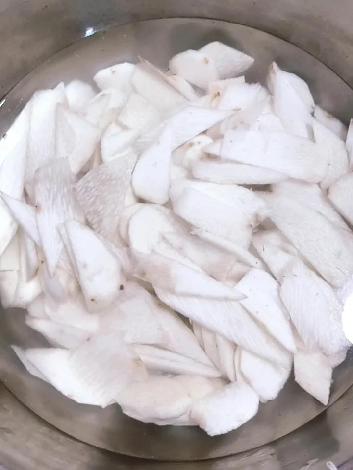 以后再也不买山药吃了，这不这两天听说吃山药能健脾吗？山药买回来了，煮了一回粥，