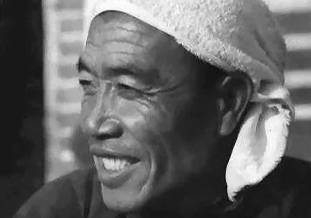 1974年仲夏，黑龙江友谊农场的小站上，走下来一个穿粗布衣服、拎着旱烟袋的男人。