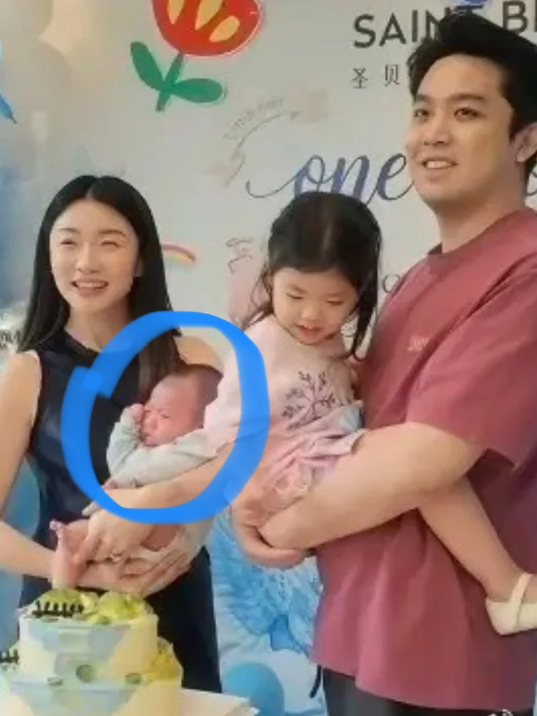 程晓玥分享全家福，儿子好俊俏