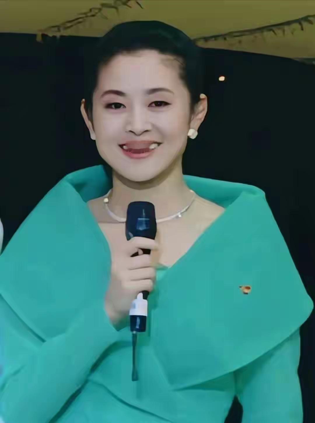 图一是年轻时候的倪萍，图二穿粉红色裙子的大美女是年轻时的陈红。两张照片进行对