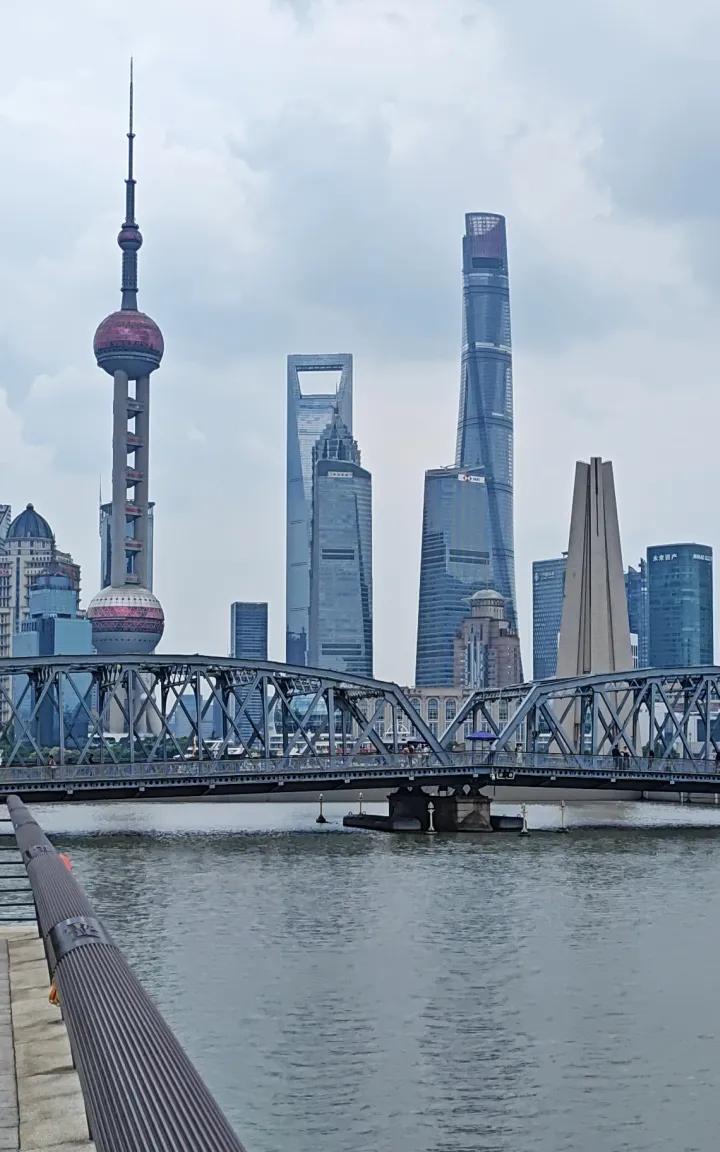 上海浦东地标建筑群，很多人都从浦东正对面拍摄，我选择从苏州河这个角度拍摄，大家感