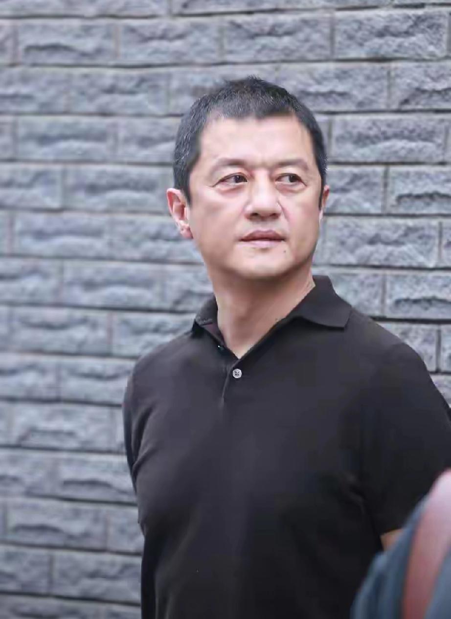 风波接连袭来！王菲陷入舆论，李亚鹏意外腰伤送医离婚多年的