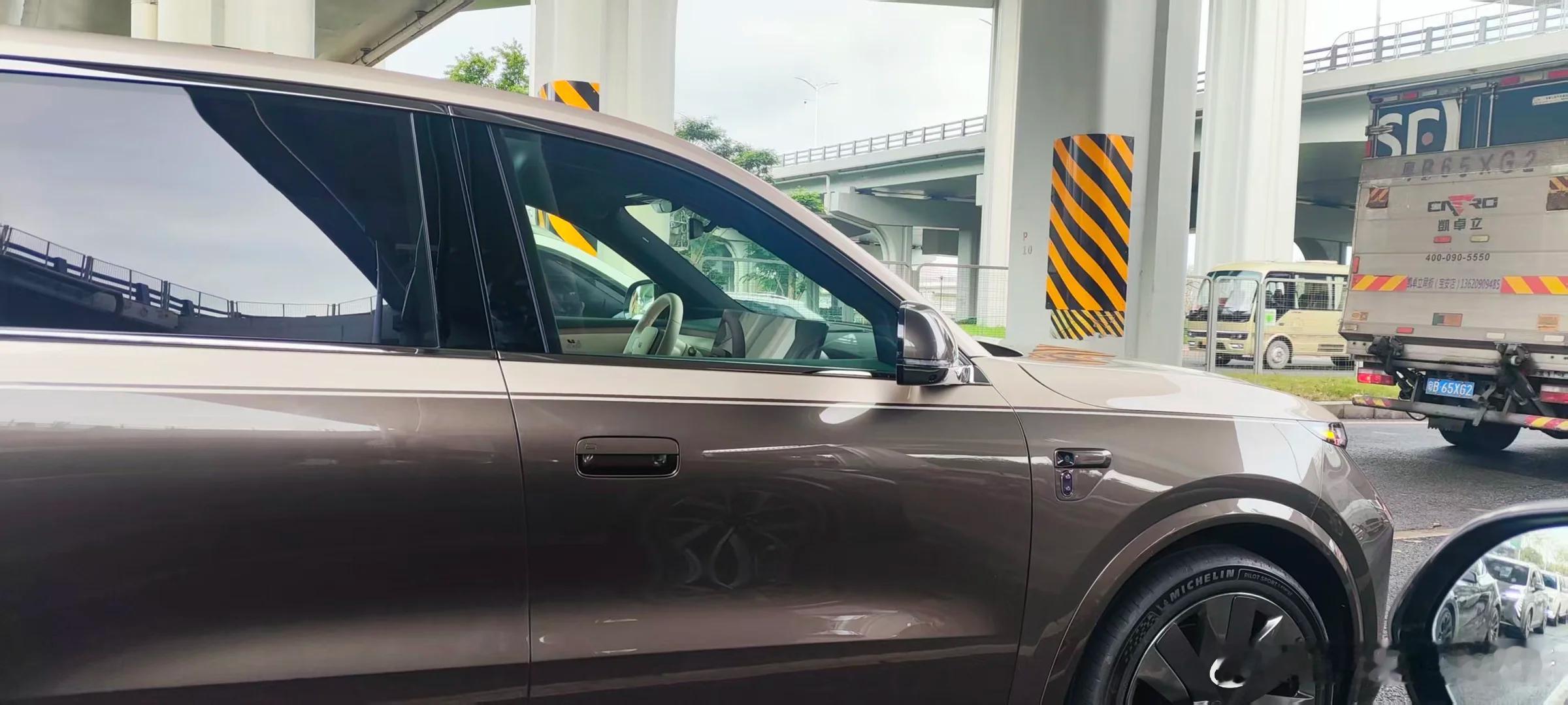 理想L9Livis无伪装实车图，能看到一点内饰方向盘上的小屏幕没了，半隐藏