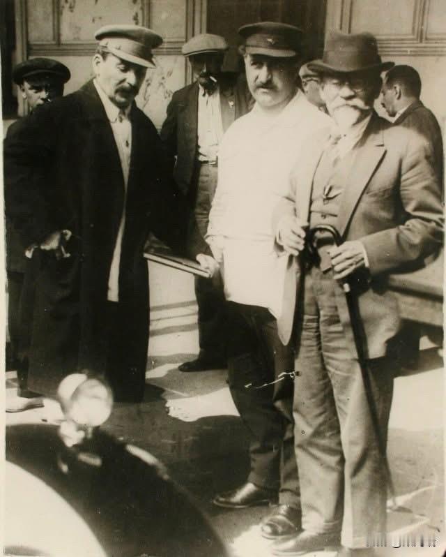 这张历史照片拍摄于1929年4月苏联共产党第十六次代表会议期间。照片记录了当时