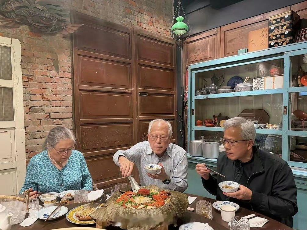 黄仁勋和年迈的父母一起聚餐吃饭，96岁的黄兴泰状态不错。​​​
