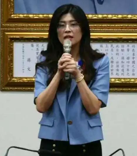 一回开铡24人！郑丽文铁腕整治，不怕基层反弹吗？10月14日，国民党中常会下