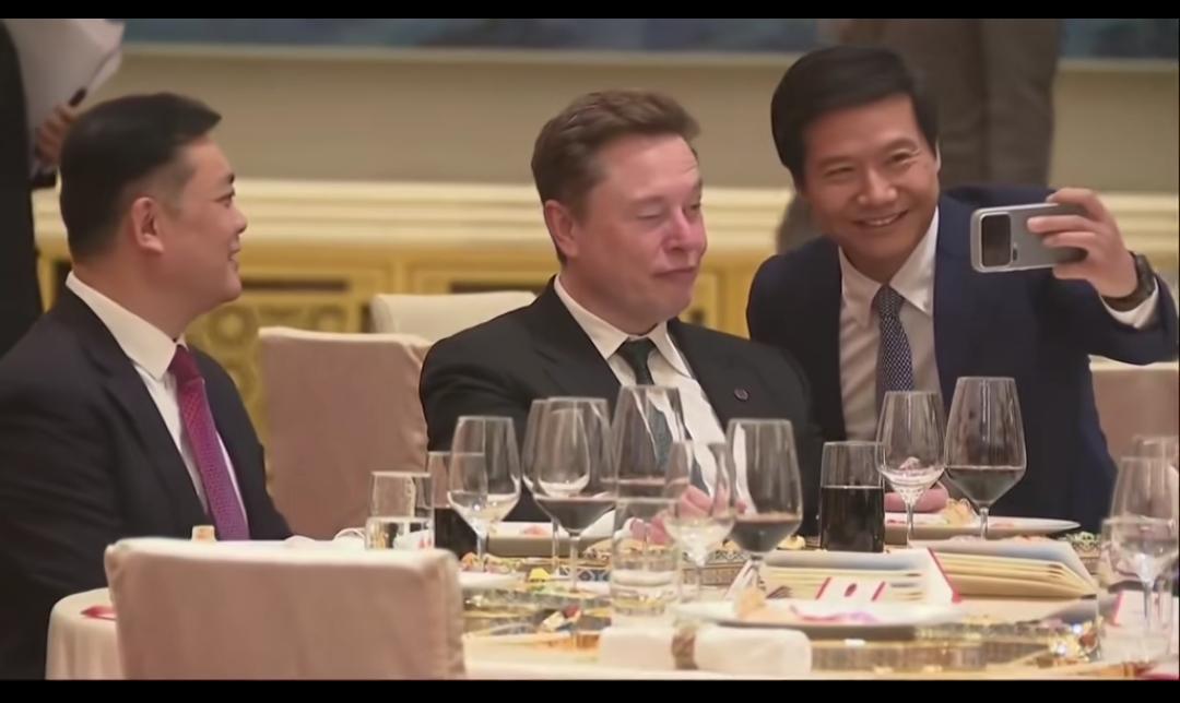 难怪雷军合影，老马看起来很不耐烦原来他坐那，合影都排队过来呢个个都是顶尖的人
