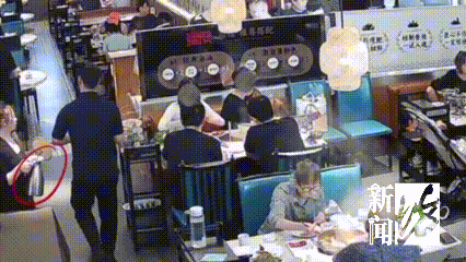 上海，一家火锅店内，服务员给女子一家加汤时，盛满滚烫花胶鸡汤的水壶手柄突然断裂，