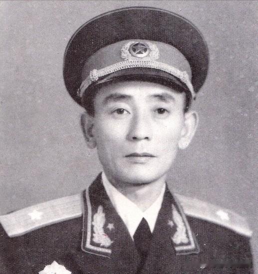 1953年，28军军长回老家县城调研，当地干部把军长的妹妹请来。到了中午时分，妹