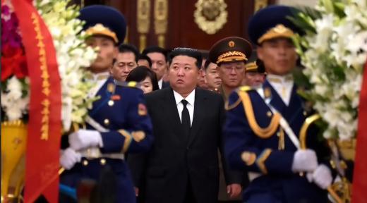 金正恩公开做出一个重要承诺。 朝鲜已故领导人金日成周三（8日）逝世32周年，