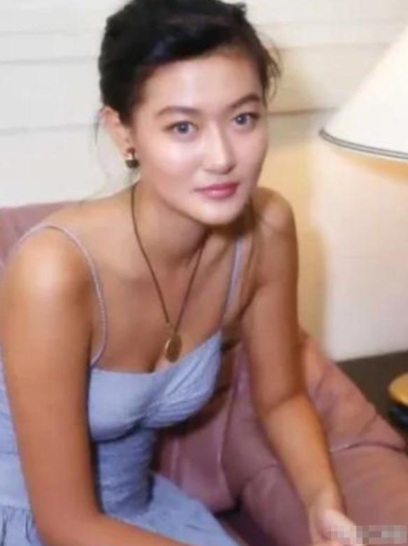 1993年的一场酒会上，亿万富豪黄任中对艳星陈宝莲一见钟情了，为了追她，