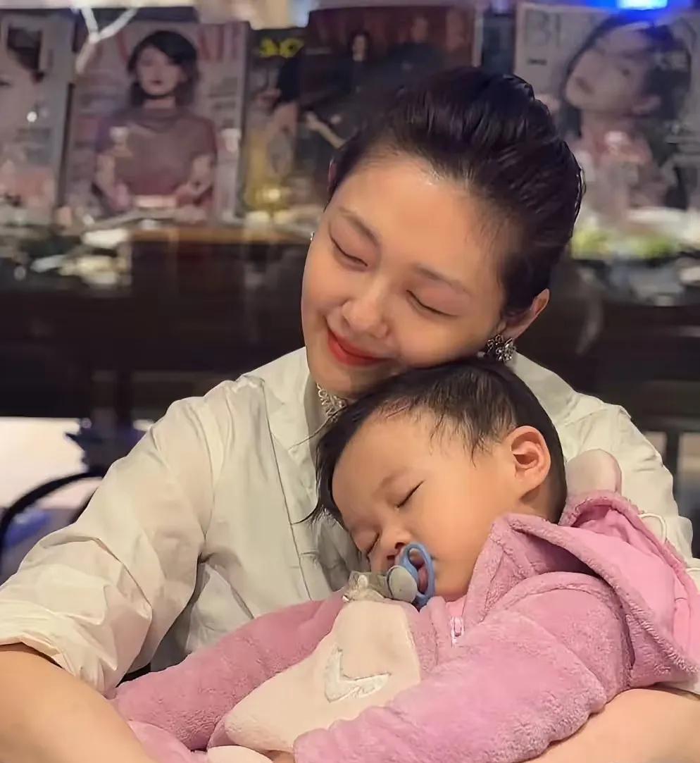 大S生前温柔抱着女儿小玥儿，大S闭着眼睛享受这美好时光，小玥儿闭着眼睛睡在妈妈温