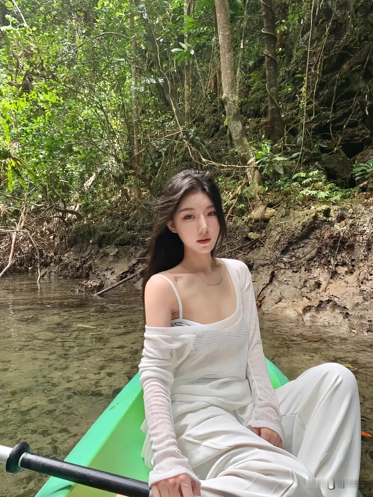 在静谧的森林小溪中，划着小船，享受宁静的时光。